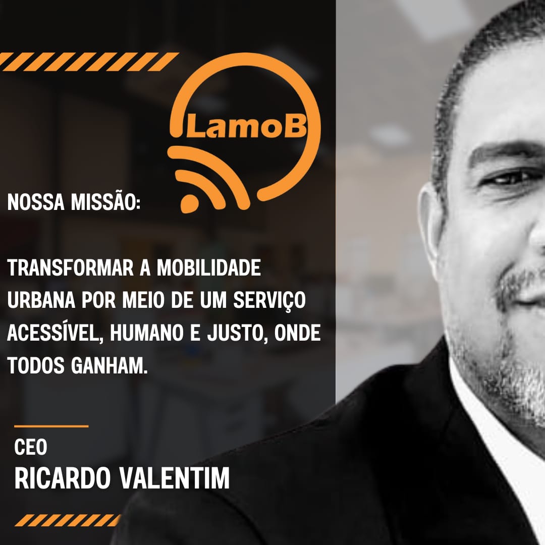 CEO do LamoB, Ricardo Valentim, sorrindo com camiseta laranja LAMOB na rua